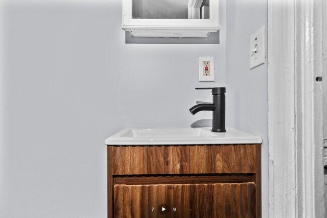 Building Photo - 151 School St