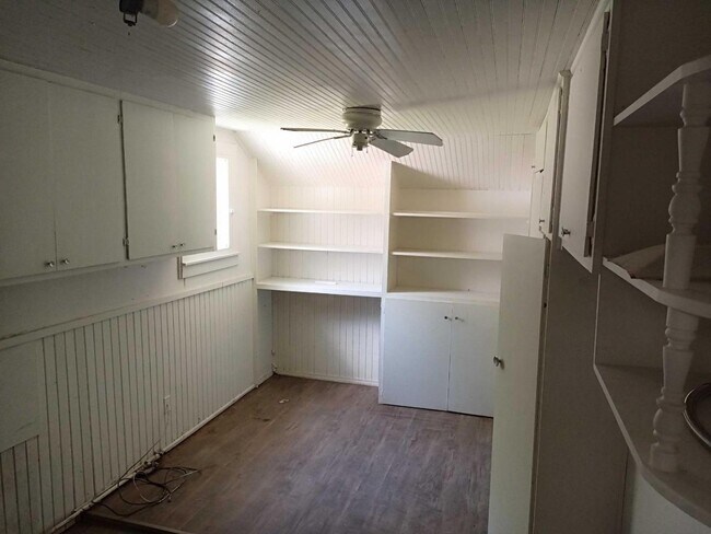 Building Photo - 839 E 2nd St