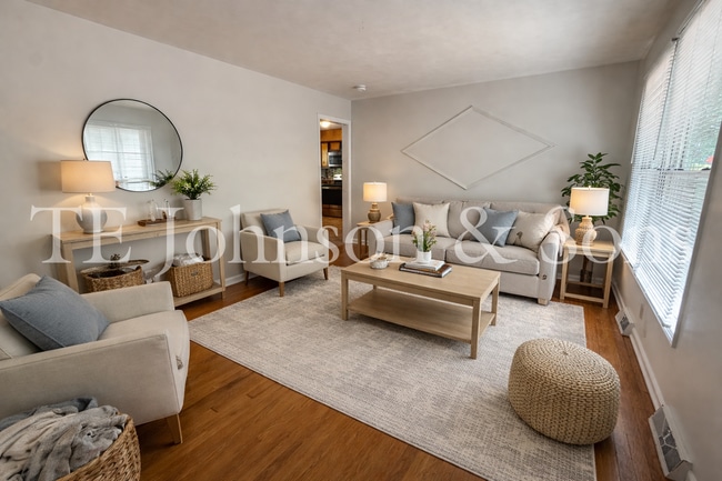 Building Photo - 3BR Home with Stainless Steel Appliances, Hardwood Floors & Carport