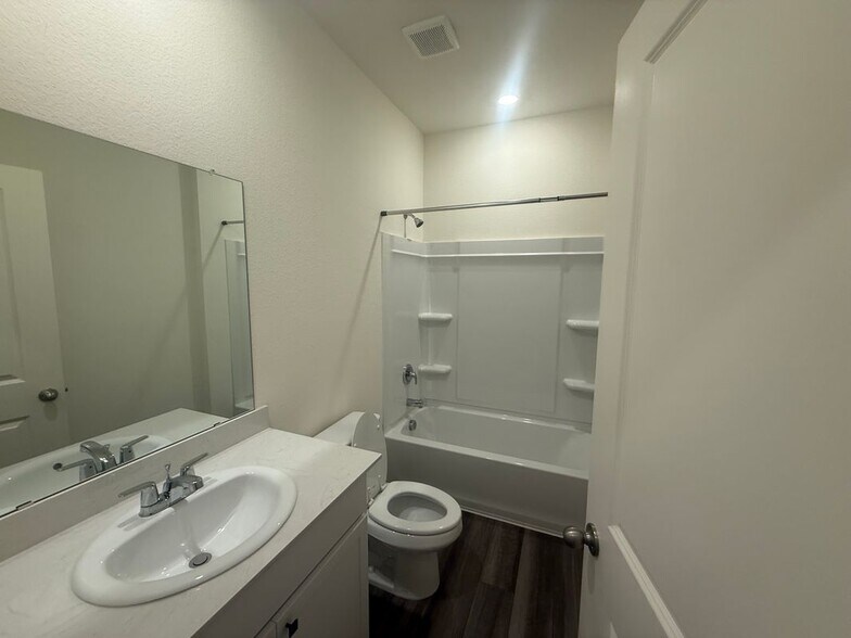 Building Photo - 2206 Meadow Park Drive