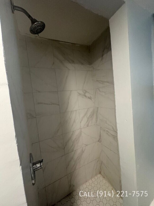 Building Photo - 151 School St