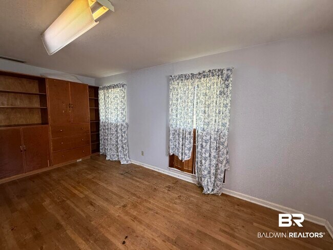 Building Photo - 110 Patrician Dr N