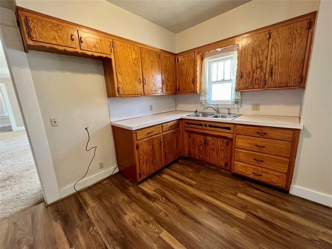 Building Photo - 419 E 6th St