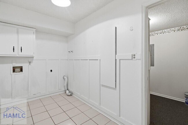 Building Photo - 405 Club Dr