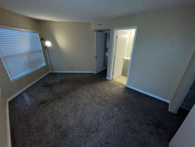 Building Photo - Updated 2 Bedroom, 2 Bath Condo (Available Immediately)