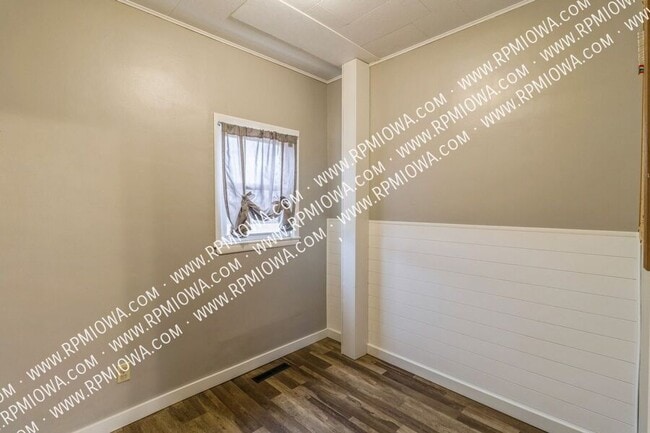 Building Photo - 1112 Main St