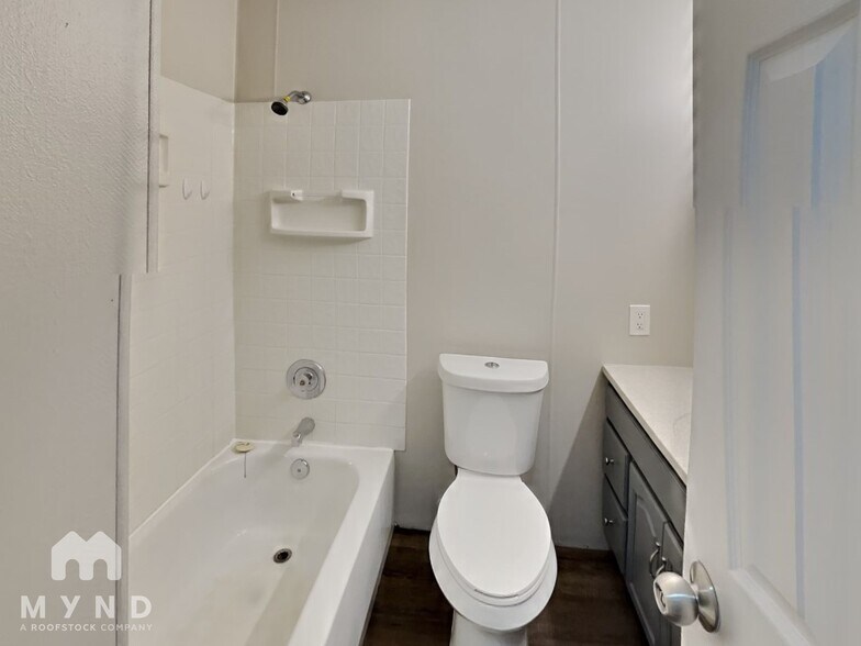 Building Photo - 654 Hillsdale Dr