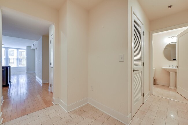 Building Photo - 1125 Maxwell Ln
