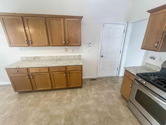 Building Photo - Alpharetta - 3BR - Finished Basement!