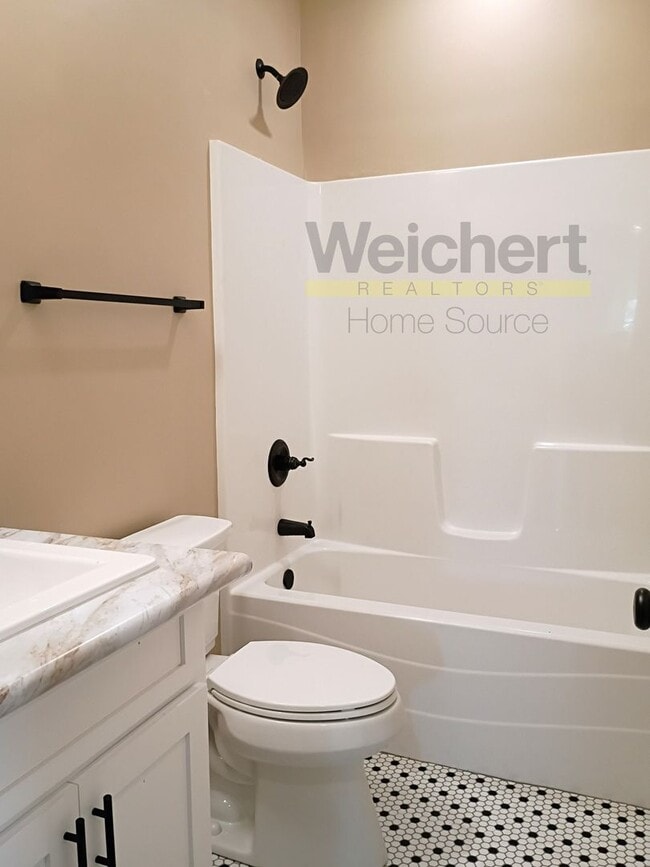 Building Photo - Walkable Downtown Apartment with Washer & Dryer