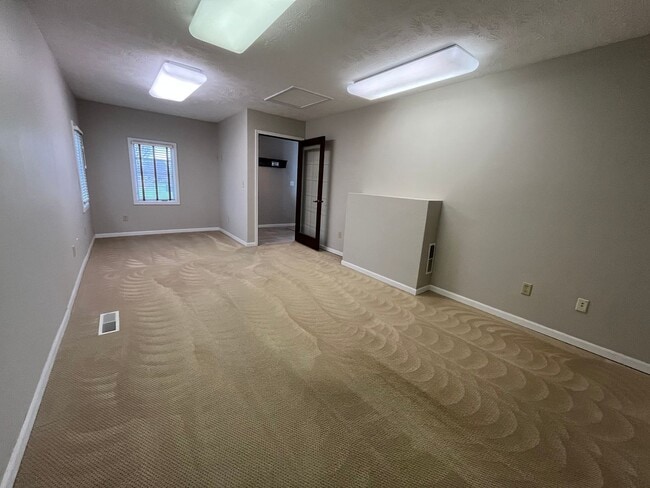 Building Photo - 4 Bed/2 Bath Rental Home with Fenced in Yard!