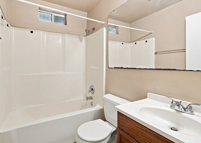 Building Photo - Updated 2 Bedroom Home with Bonus Room and Covered Patio