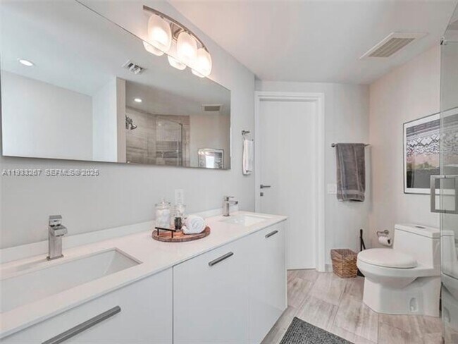 Building Photo - 1300 Brickell Bay Dr