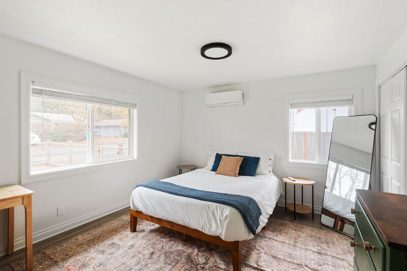 Building Photo - 12242 SE Raymond St