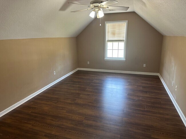 Building Photo - Beautiful 5 BR, 2.5 BA Home in Columbia County!