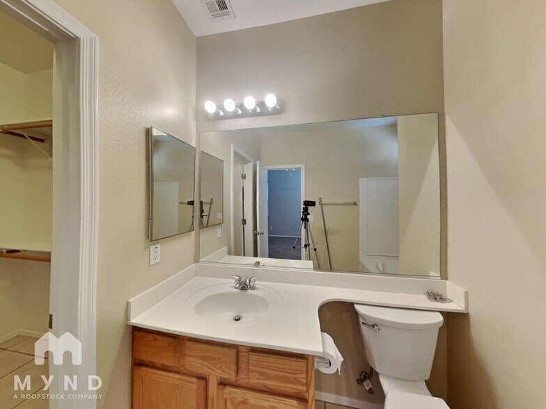 Building Photo - 4539 E Ivanhoe St