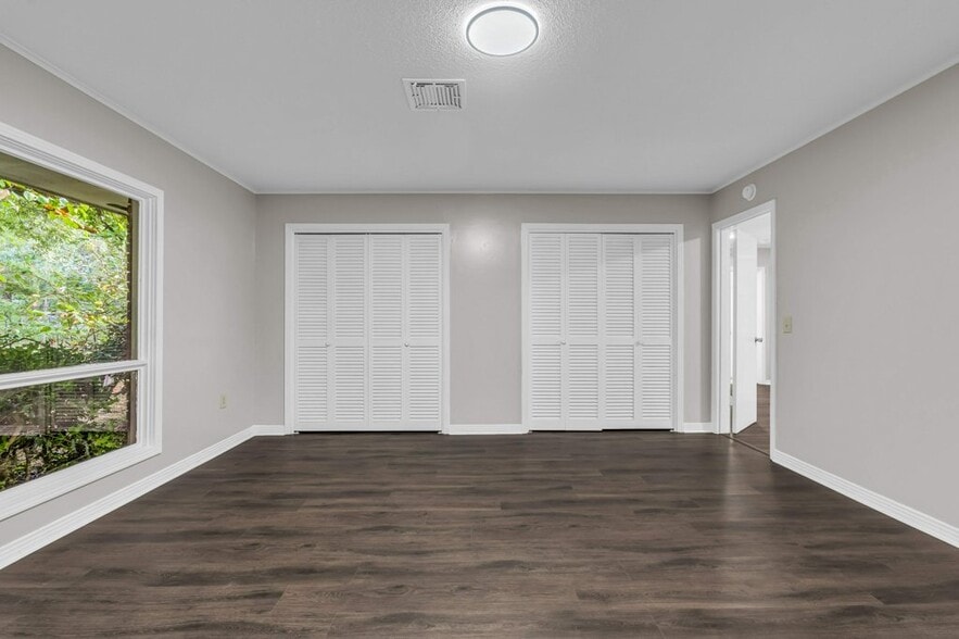 Building Photo - 706 Park Cir