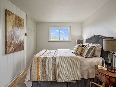Building Photo - Adorable two bedroom, one bathroom, wester...