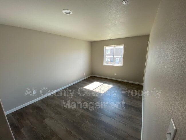 Building Photo - 4521 E Bobolink Ln