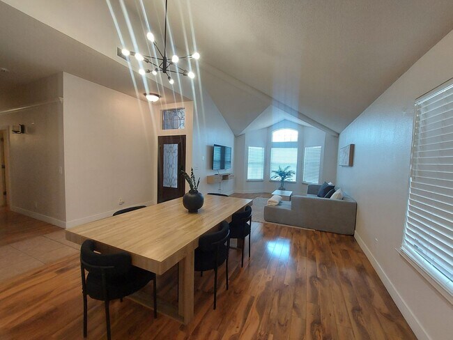 Building Photo - 4 BEDROOM 2 BATHROOM HOME 3 CAR GARAGE HOM...