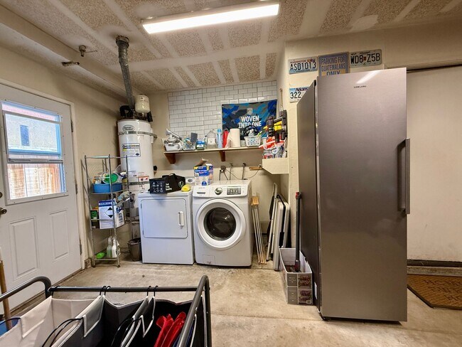 Building Photo - Luxury and Spacious Townhouse with Large Fenced Yard! Double Car Garage!
