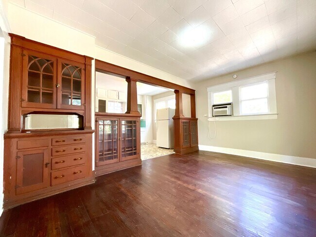 Building Photo - 810 W Magnolia Ave