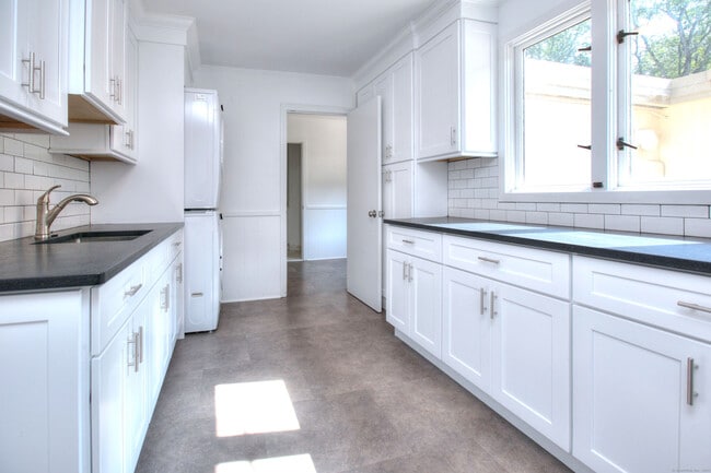 Building Photo - 208 Bayberry Ln