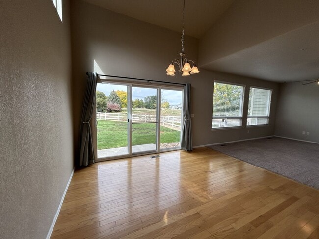 Building Photo - Modern 3BR Townhome with Fenced Yard & Gar...