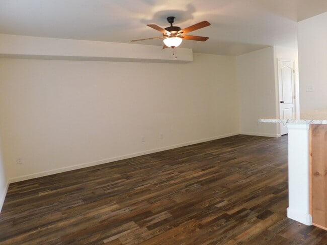 Building Photo - Townhome Near Shopping