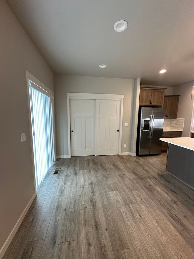 Building Photo - 1417 W Lakeside Dr