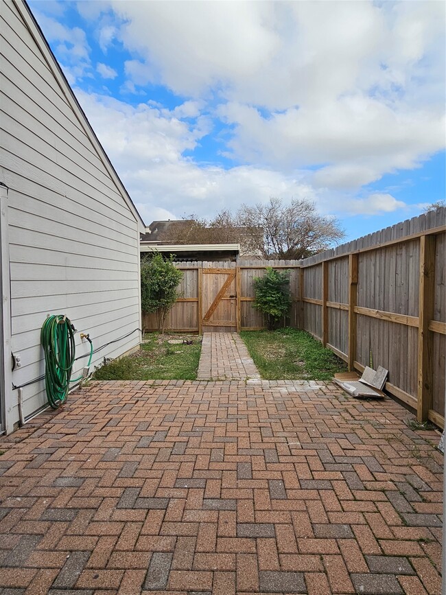 Building Photo - 7887 Kendalia Dr