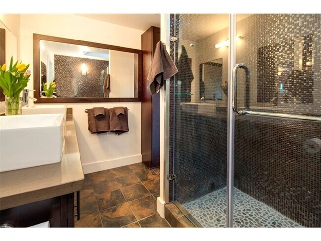 Building Photo - Incredible 3 Bed 2 Bath Madrona Home for L...