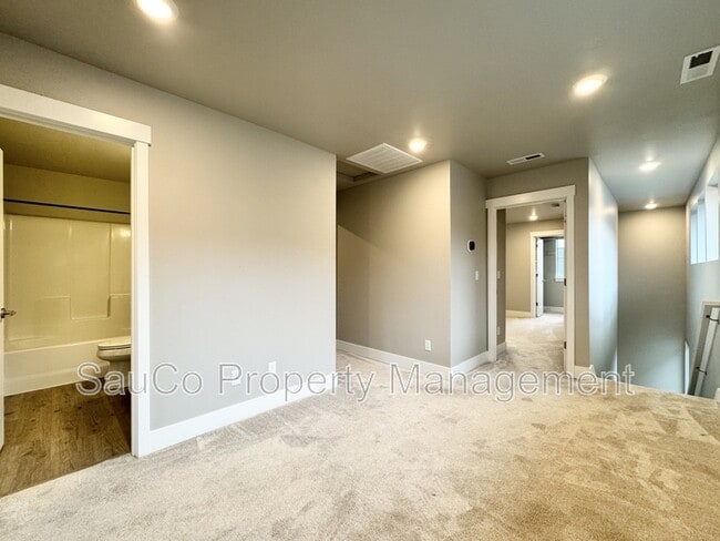 Building Photo - 5715 SE 79th Ave