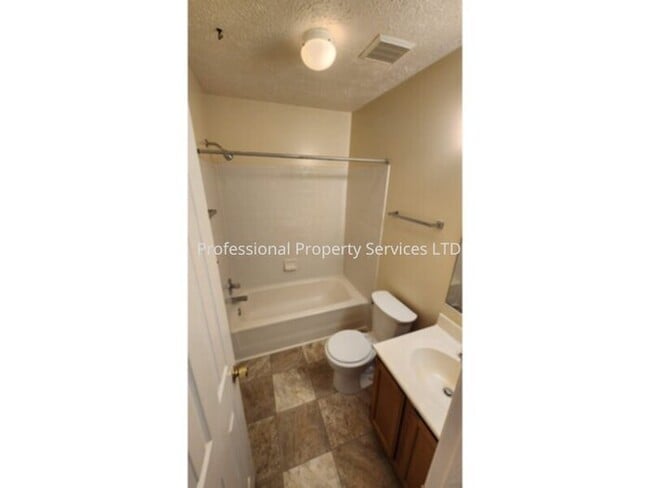 Building Photo - Beautiful 3 Level Garage Townhome Convenient Location!