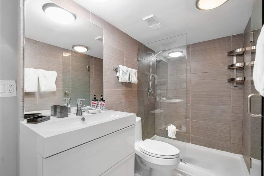 Building Photo - 1830 Embassy Dr