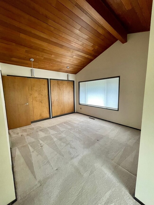 Building Photo - Country Living within one mile to town