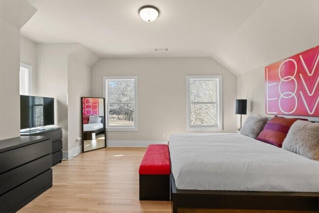 Building Photo - 568 Versailles Dr
