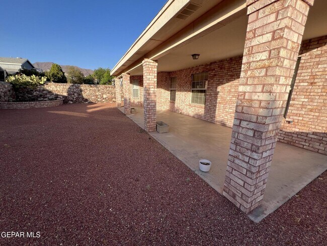 Building Photo - 7115 Oval Rock Dr