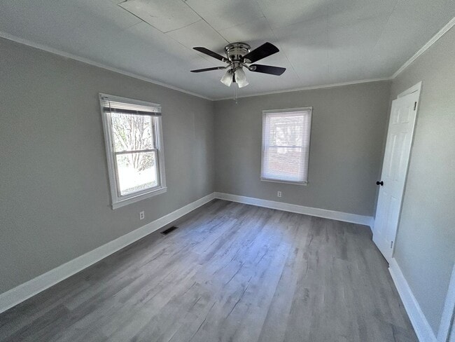 Building Photo - MOVE-IN READY! $250 off 1st full month's rent with move-in by 7/4/26!!