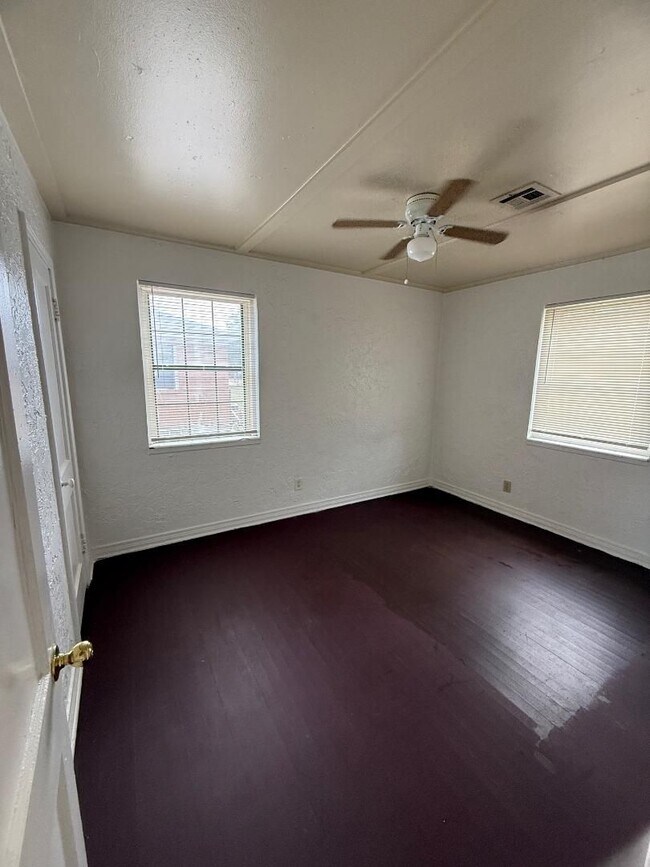 Building Photo - 2 Bed 1 Bath Duplex For Lease NOW!