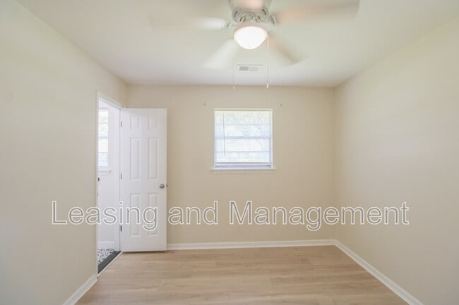 Building Photo - 305 Millcreek Dr