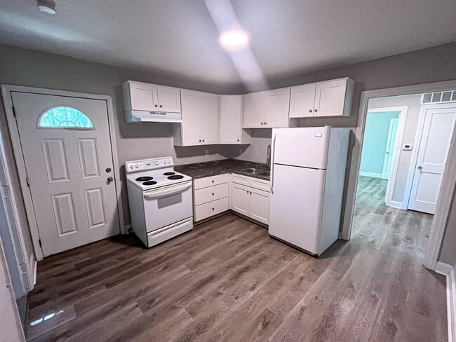Building Photo - Charming bungalow 2 Bedrooms, 1 Bathroom i...