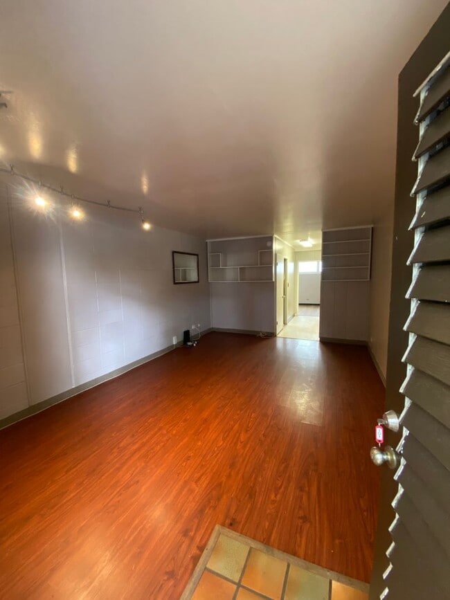 Building Photo - 1700 Makiki St