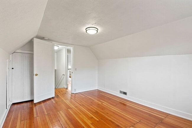 Building Photo - 3215 SE 53rd Ave