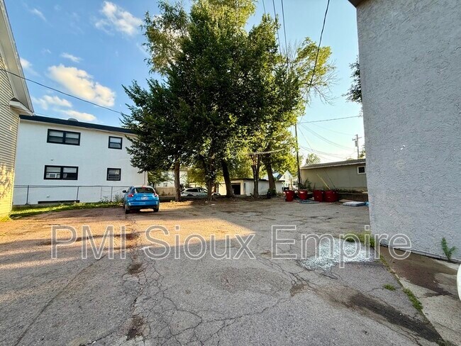 Building Photo - 705 W 18th St