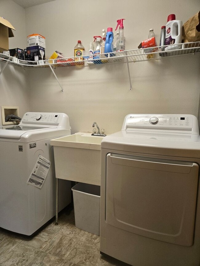 Building Photo - Home on the Lake