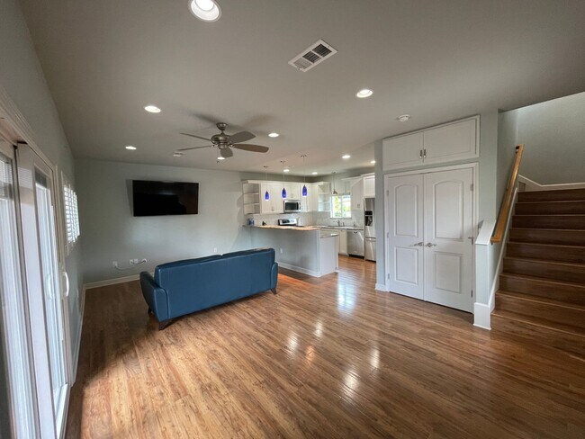 Building Photo - Amazing detached 2/2.5 duplex in Central Austin!!!