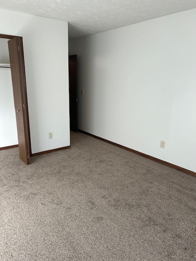 Building Photo - 9860-9864 MANDEL - LO