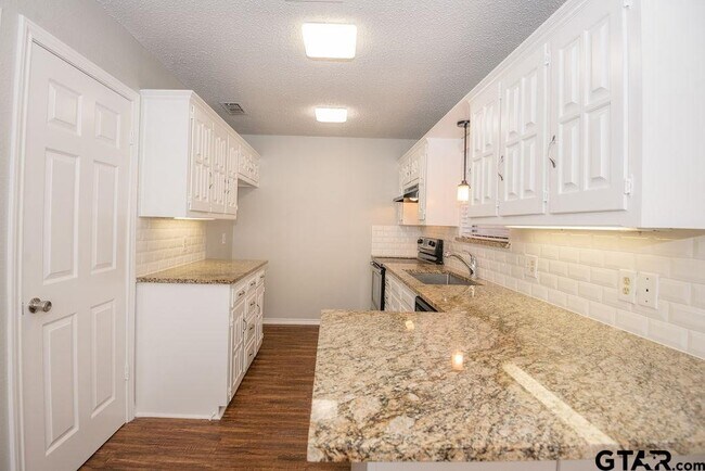 Building Photo - 5917 Hollytree Dr