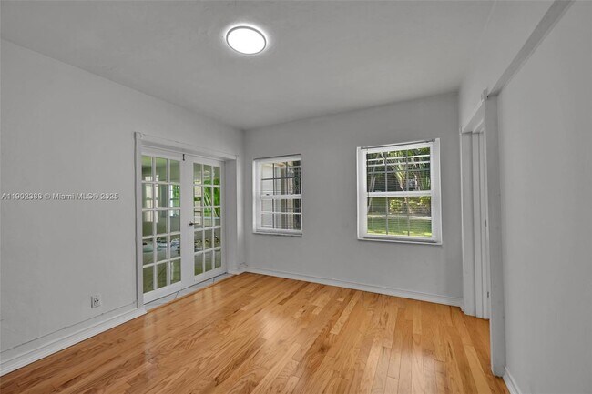 Building Photo - 1520 NE 108th St